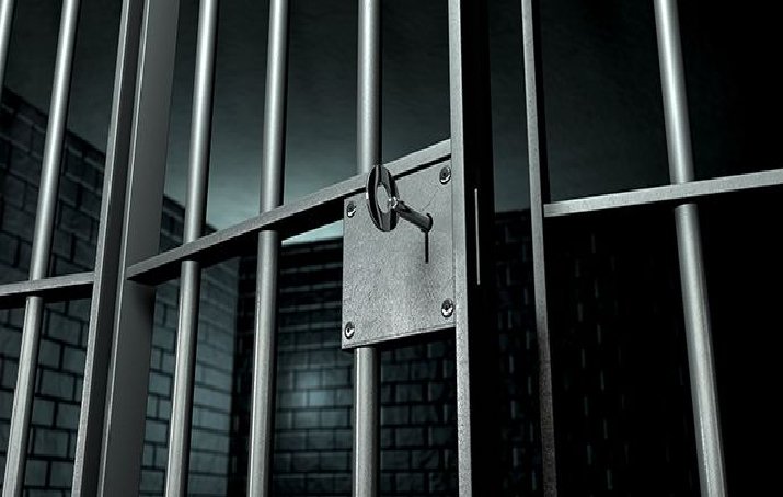 İşyeri dışında işlediği bir suçtan tutuklanan işçinin sözleşmesi işverence feshedilirse, kıdem tazminatı ödenir mi?