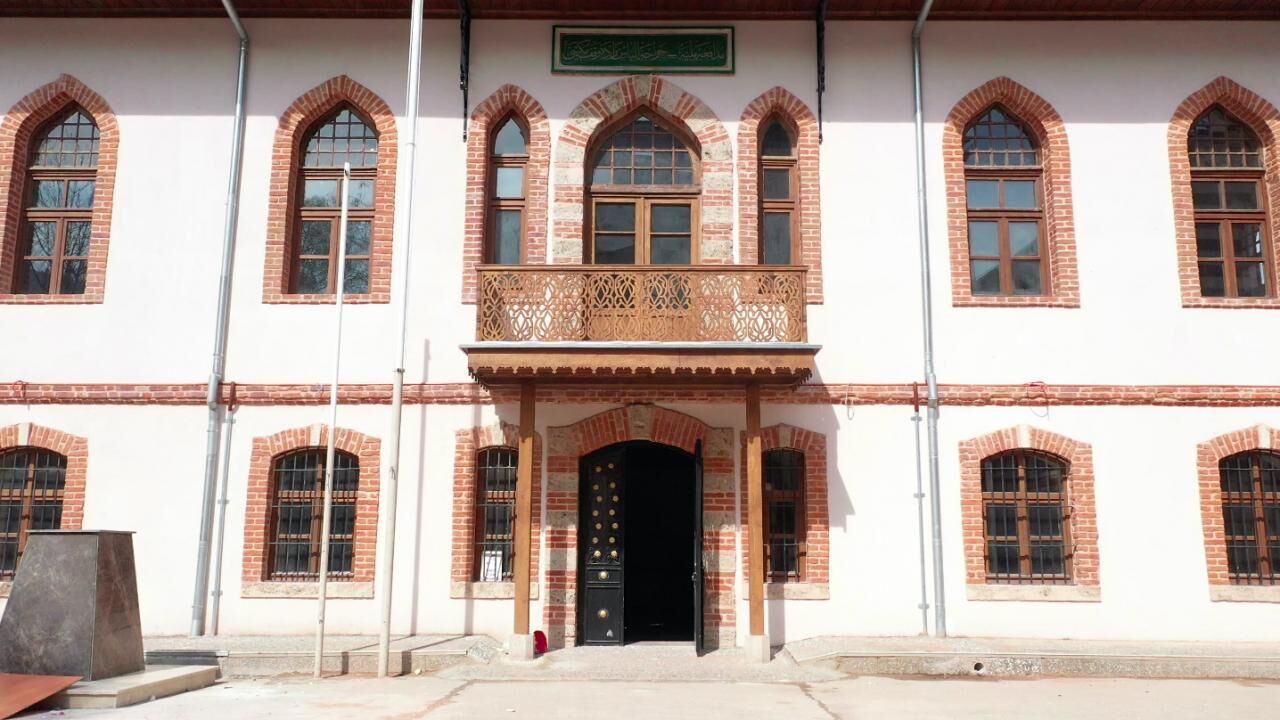 ÇANDARLININ GÖLGESİNDE