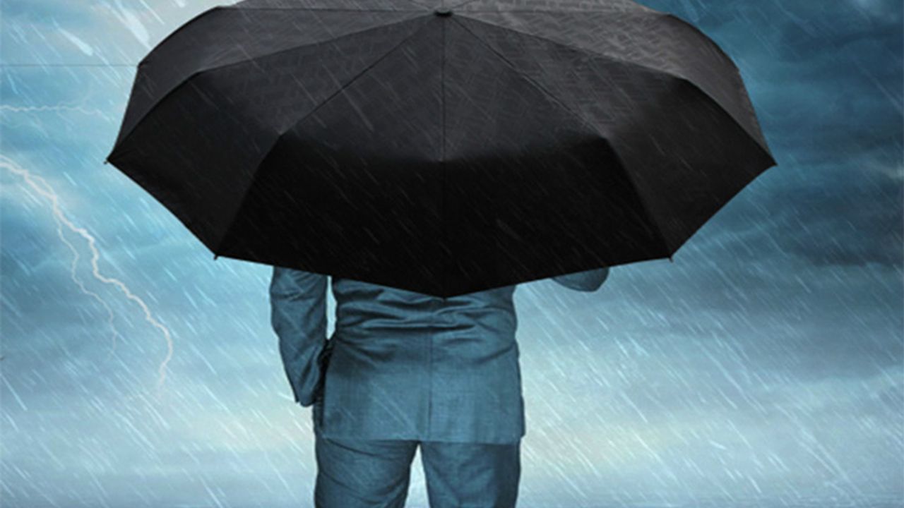 Vergi yağmurlarında beraber ıslanırken şemsiye ihtiyacı