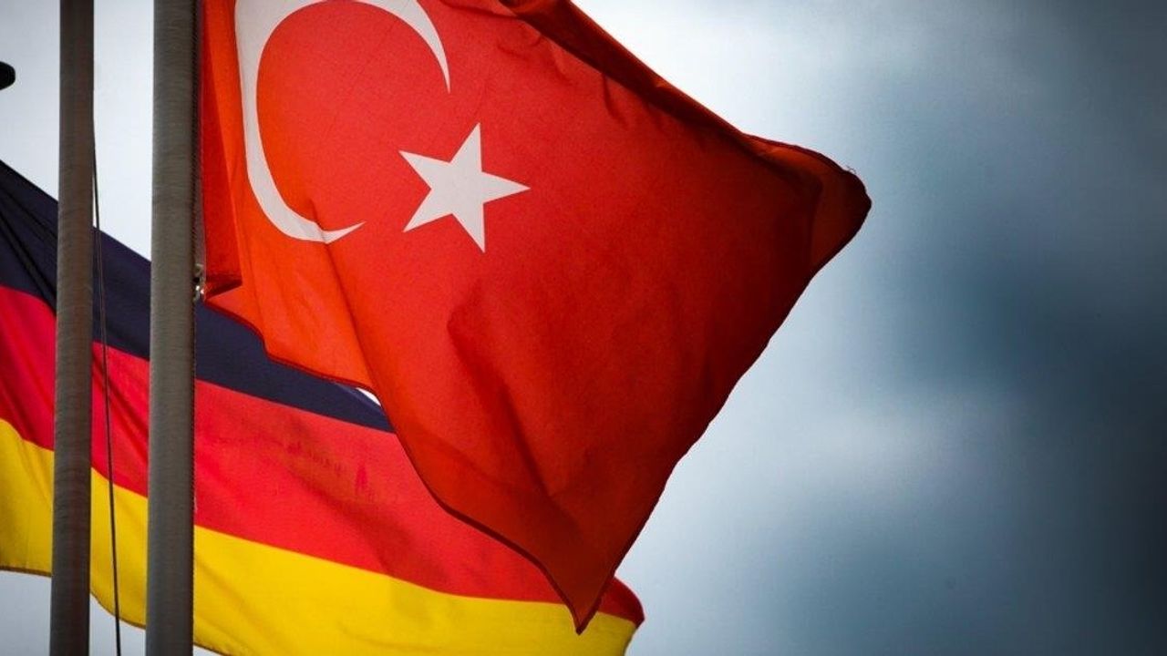 Almanya'da çalışan Türkiye'den de emekli olabilir mi?