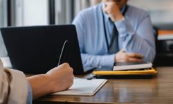 Performans nedeniyle iş sözleşmesi feshedilirken hangi kriterler dikkate alınmalıdır?