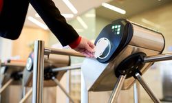 İşyerinde olmayan bir başkasının kartını işyerindeymiş gibi okutan işçiye haklı fesih yapılabilir mi?