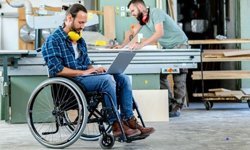 Özel sektörde engelli işçi istihdamı yükümlülüğünde en az 50 işçi sayısı tespitine kimler dahil edilmez?