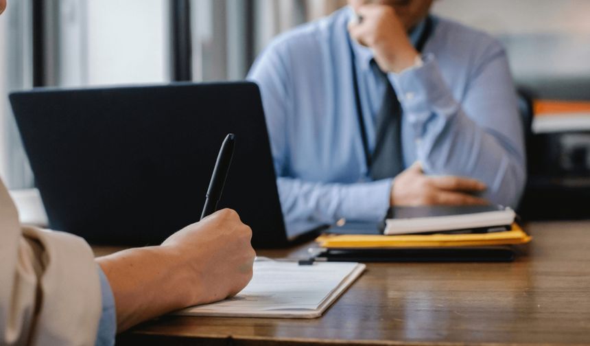 Performans nedeniyle iş sözleşmesi feshedilirken hangi kriterler dikkate alınmalıdır?