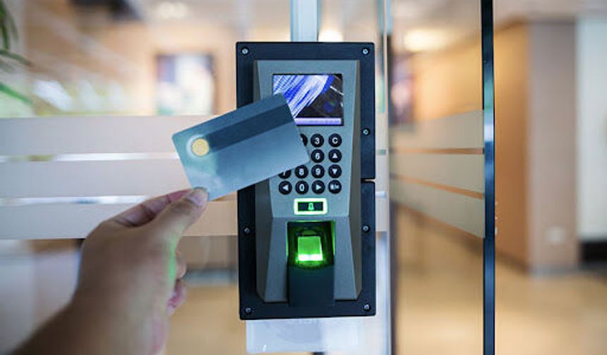 Elektronik olarak tutulan işe giriş çıkış kayıtları mahkemece yazılı delil niteliğinde kabul edilebilir mi?