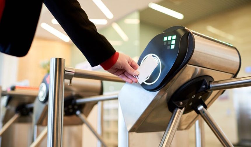 İşyerinde olmayan bir başkasının kartını işyerindeymiş gibi okutan işçiye haklı fesih yapılabilir mi?