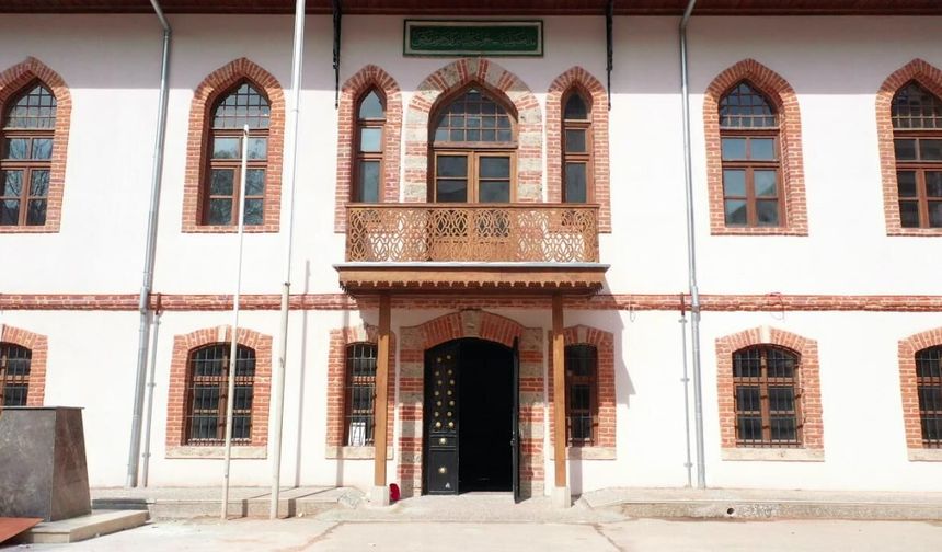 ÇANDARLININ GÖLGESİNDE
