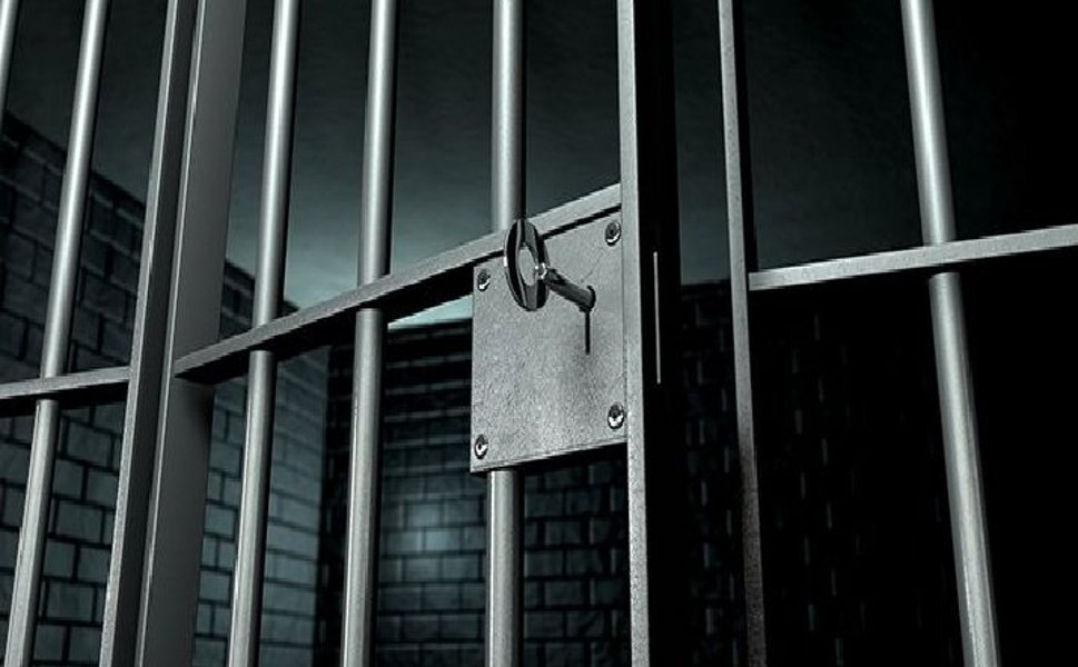 İşyeri dışında işlediği bir suçtan tutuklanan işçinin sözleşmesi işverence feshedilirse, kıdem tazminatı ödenir mi?