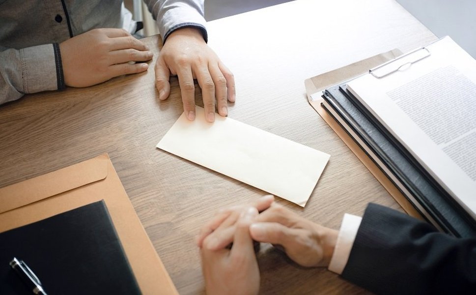 İşçinin ihbar ve kıdem tazminatının ödenmesi şartıyla işten ayrılma talebi istifa mı yoksa ikale olarak mı değerlendiril