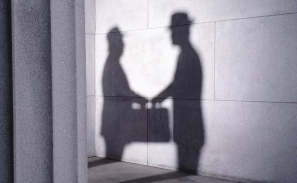 Şeref Oğuz yazdı: Bal tutan parmağını yalarsa…