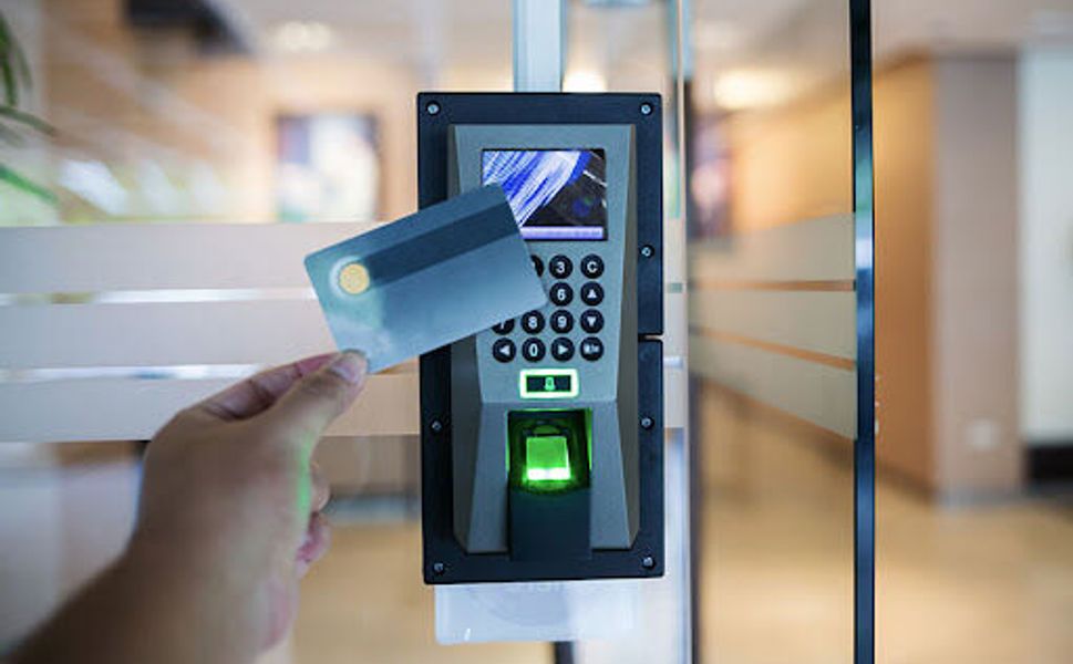 Elektronik olarak tutulan işe giriş çıkış kayıtları mahkemece yazılı delil niteliğinde kabul edilebilir mi?