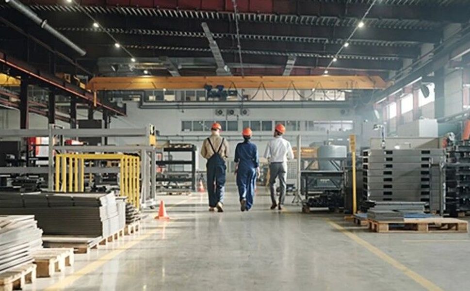 Savaş, fabrikalara erken tatil yaptırdı