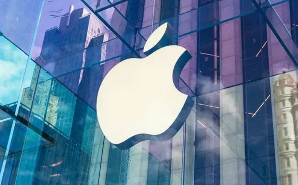 Apple ilk kez liderlik tacını aldı