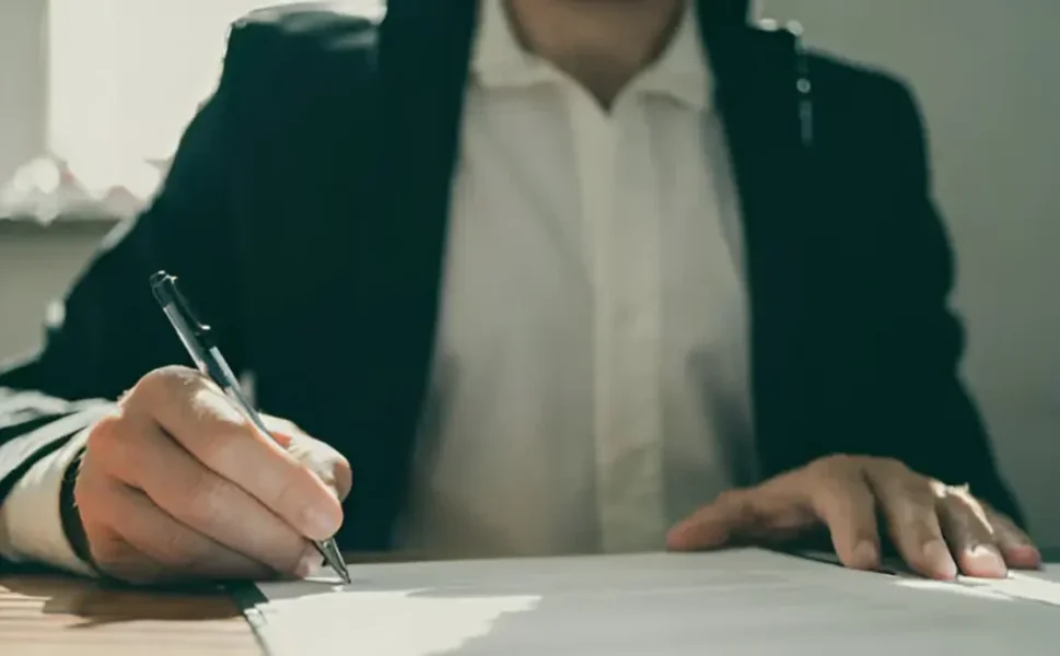 Biri Bizi Gözetliyor