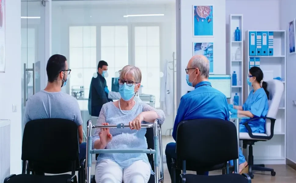 Yaşlılık tsunamisi sağlık sigortasını boğuyor