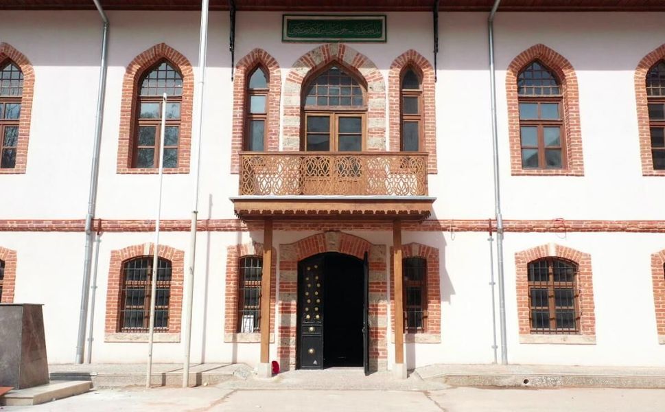 ÇANDARLININ GÖLGESİNDE